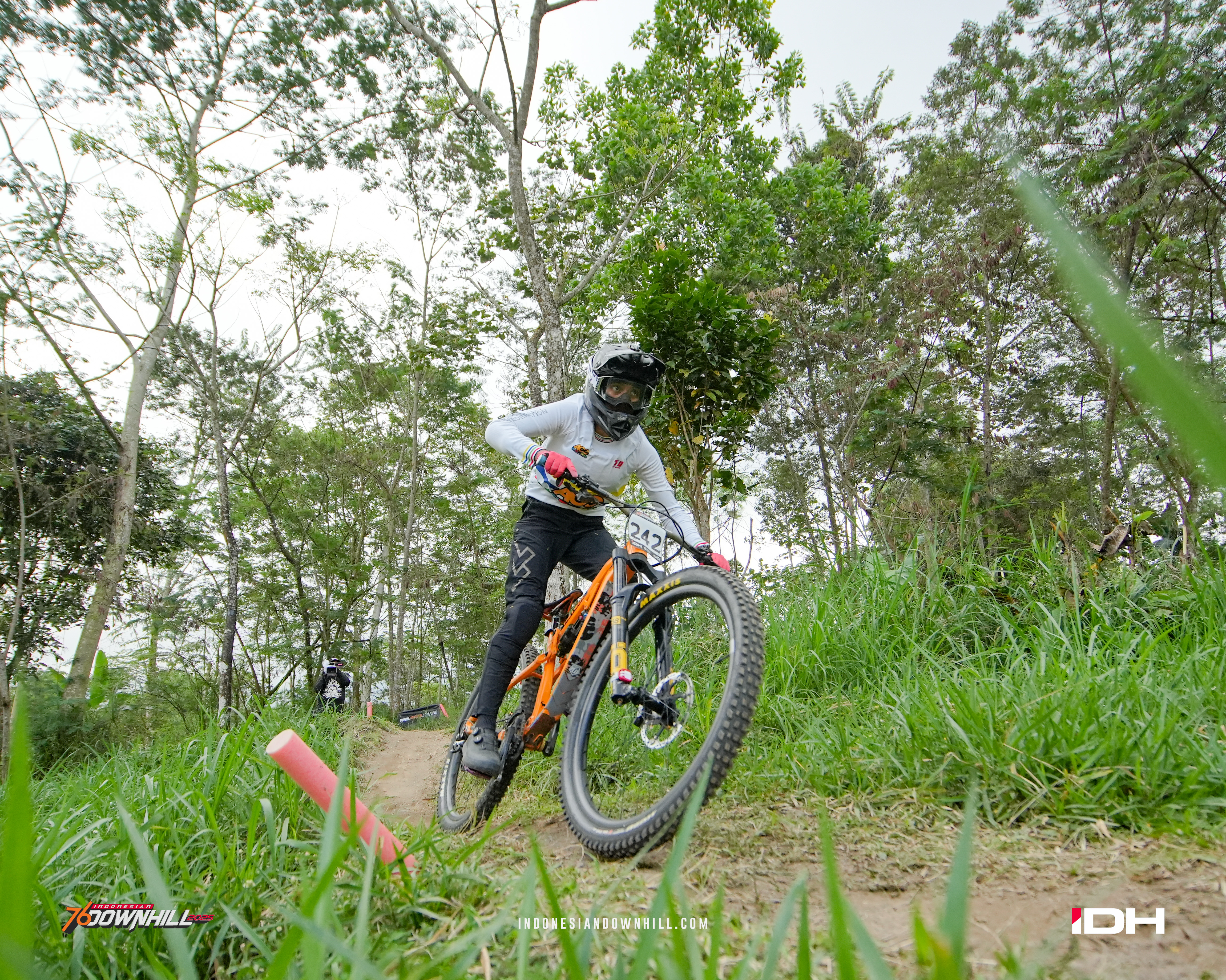 Riska Kembali Angkat Medali