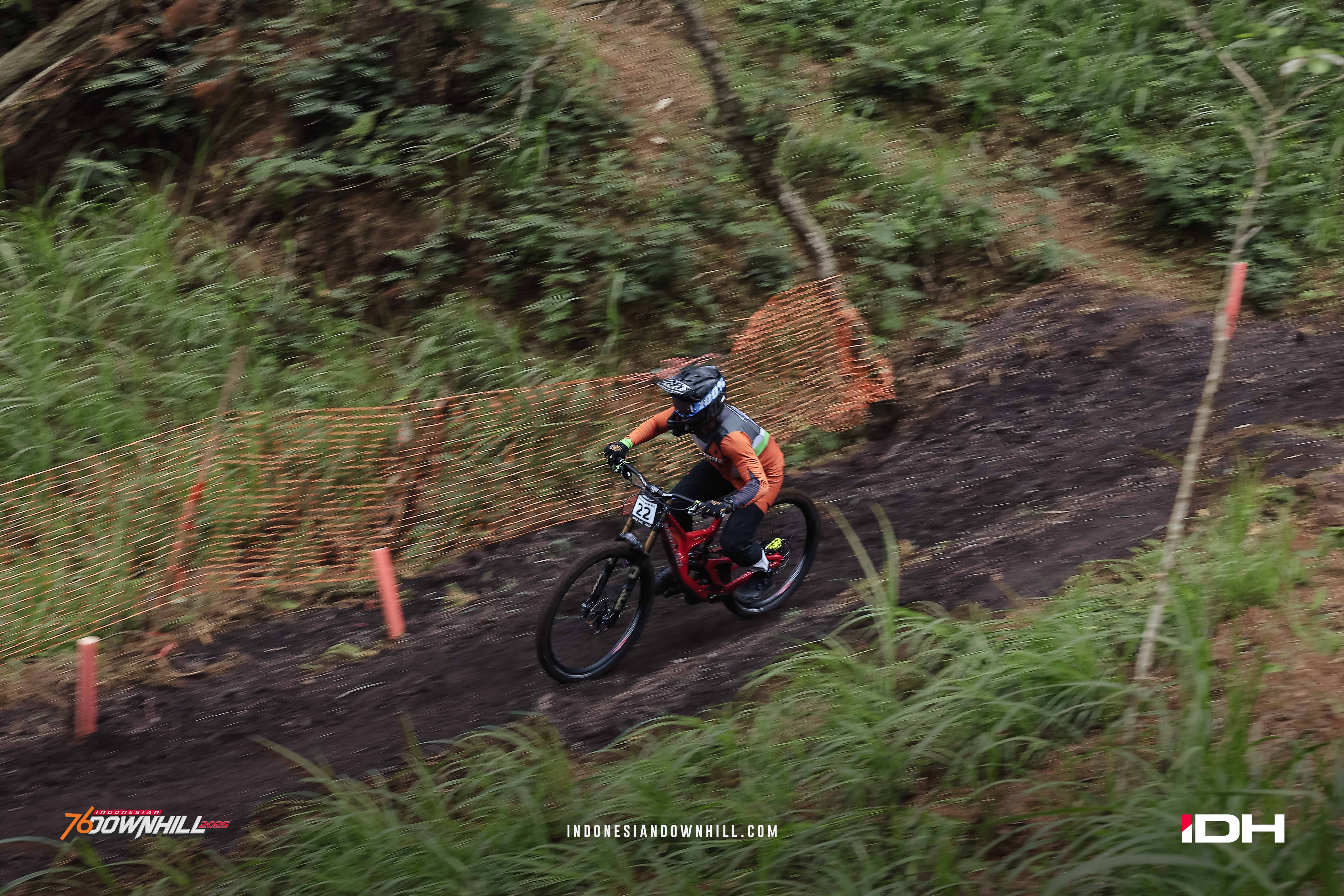 Perburuan Tahta Overall Men Elite