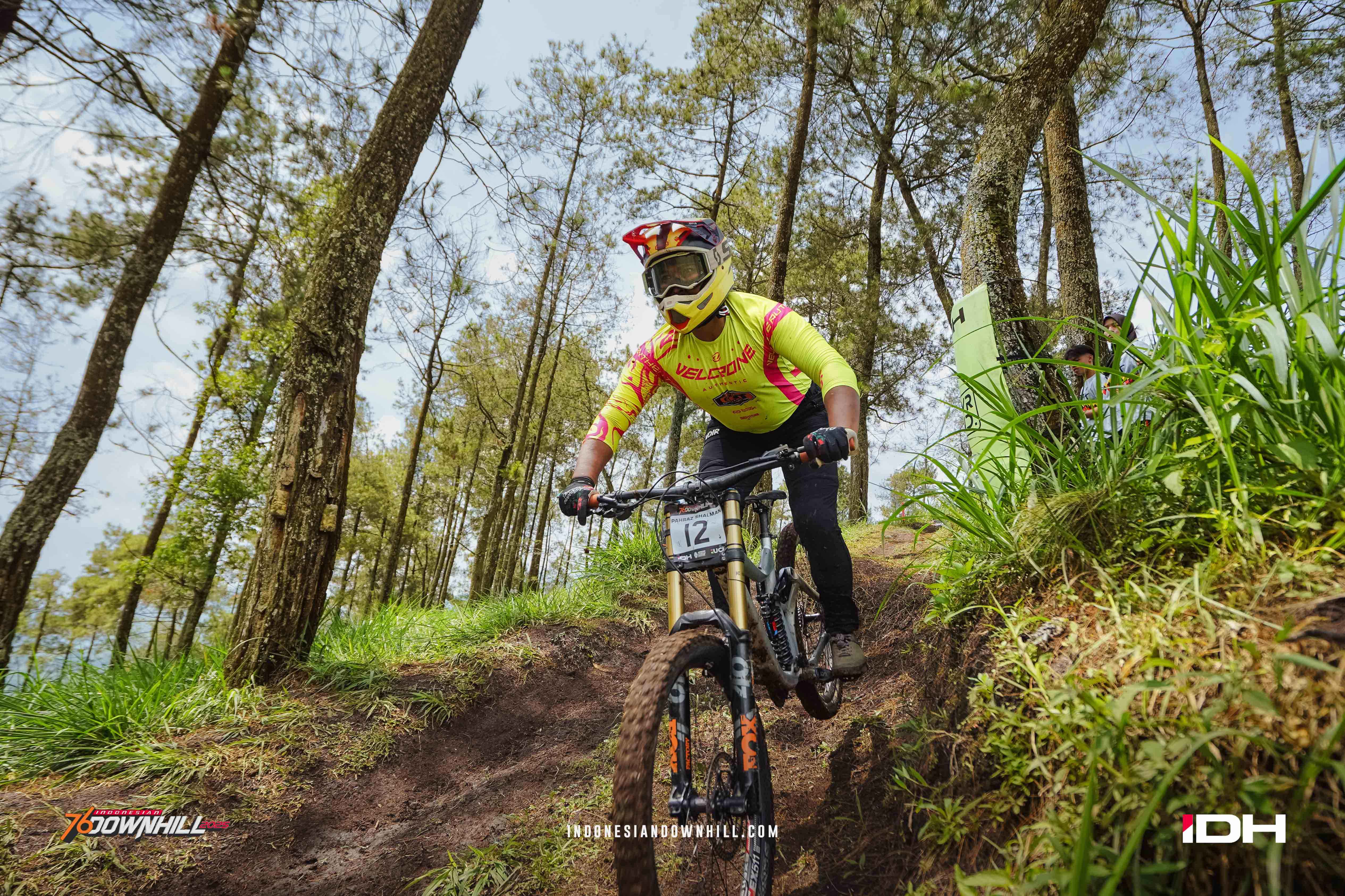 Perburuan Tahta Overall Men Elite