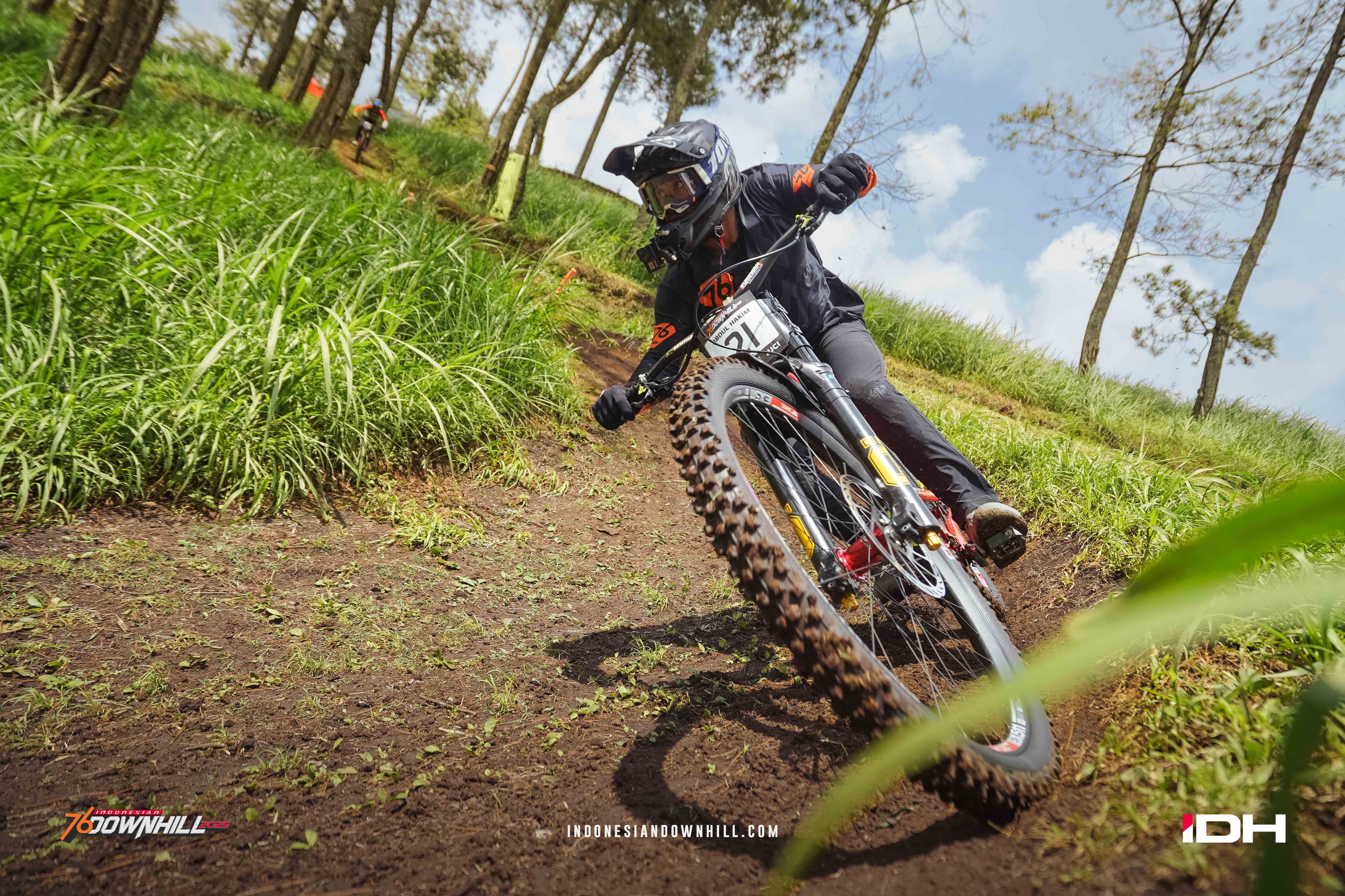 Perburuan Tahta Overall Men Elite