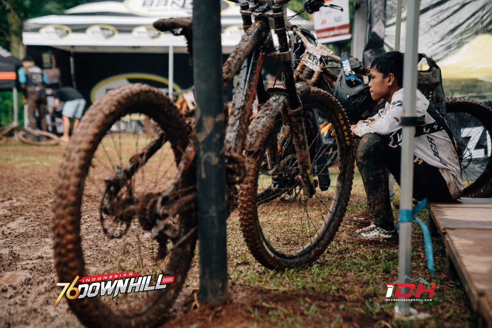 Bersaing demi Podium, Bersatu karena Hujan