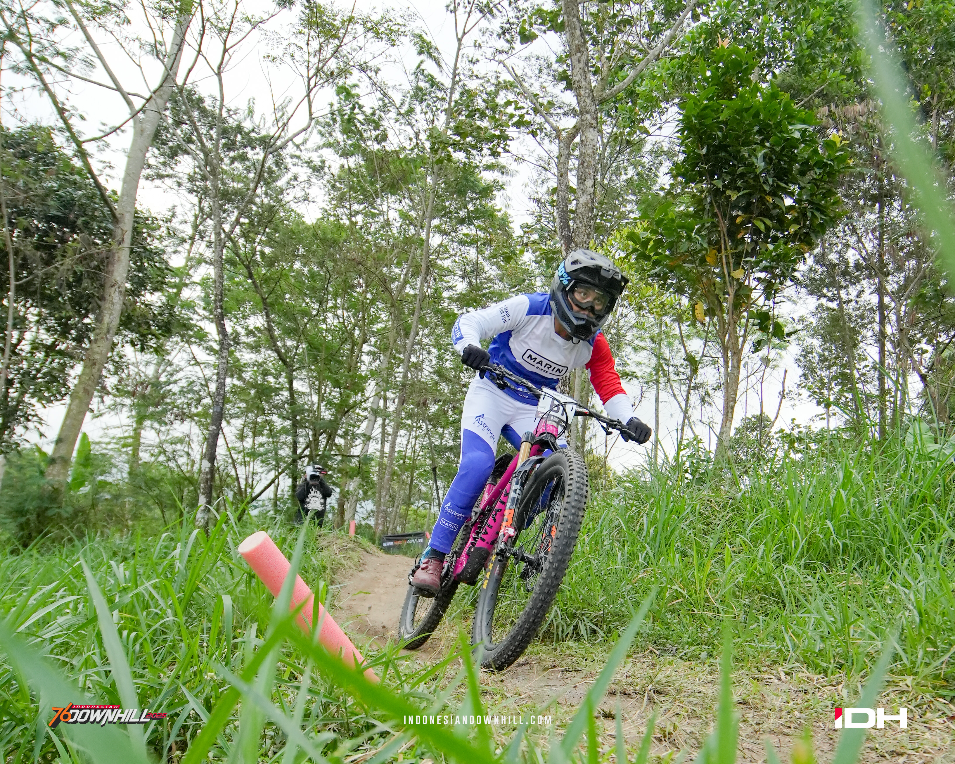 Riska Kembali Angkat Medali