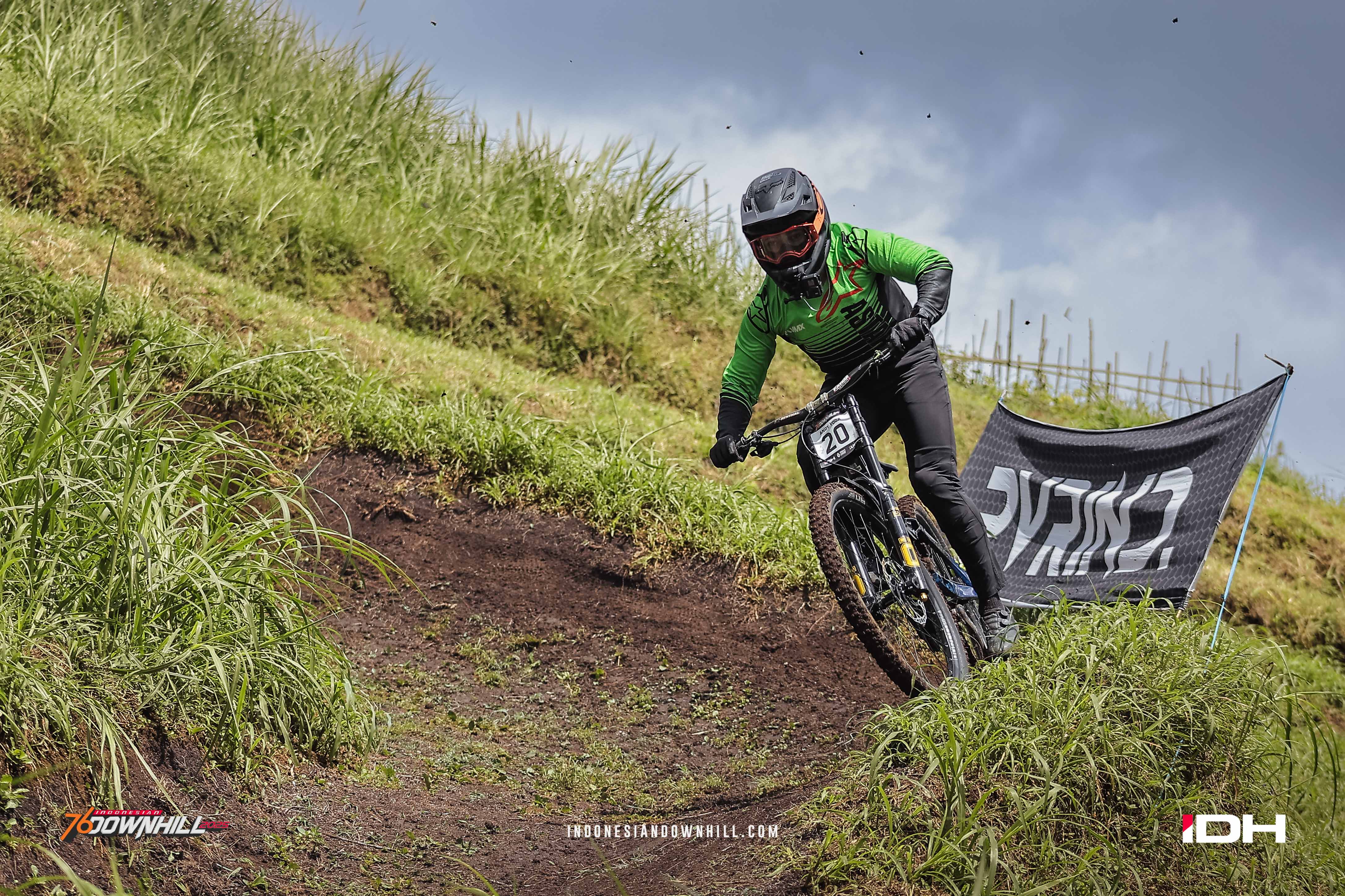 Perburuan Tahta Overall Men Elite - foto 2