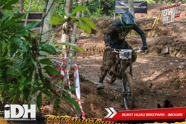 Licin dan Berlumpur di Men Elite B, Rider Lain Tumbang, Rendy Varera Juara